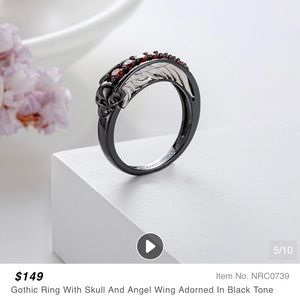 NWT Black tone red jewel skull ring
